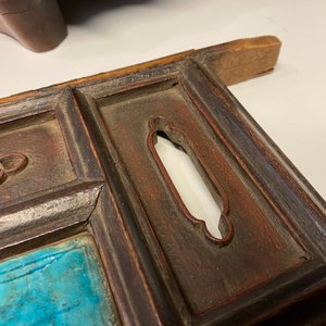 A Chinese square fahua 'Immortals' plaque mounted in a wooden table screen, Ming — 照片 28