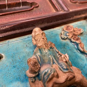 A Chinese square fahua 'Immortals' plaque mounted in a wooden table screen, Ming — 照片 3