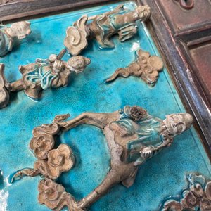 A Chinese square fahua 'Immortals' plaque mounted in a wooden table screen, Ming — 照片 39