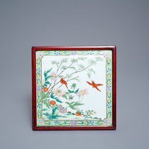 A Chinese square famille rose plaque, Qianlong/Jiaqing — 照片 2