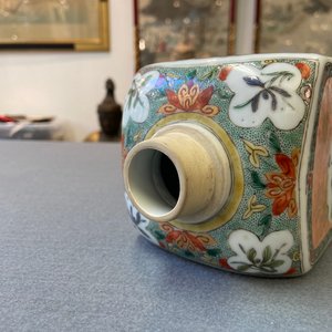 A Chinese square famille verte bottle, Kangxi — photo 25