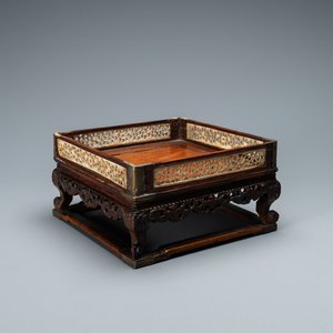 A Chinese square wooden tray with reticulated carved bone side panels, 18/19th C. — 照片 1