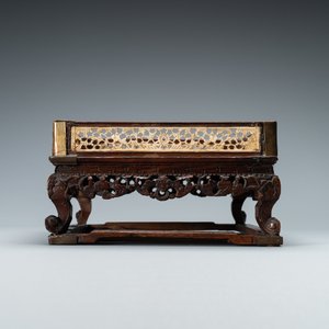A Chinese square wooden tray with reticulated carved bone side panels, 18/19th C. — 照片 4