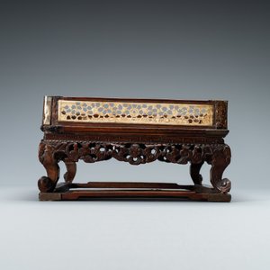 A Chinese square wooden tray with reticulated carved bone side panels, 18/19th C. — 照片 5