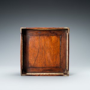 A Chinese square wooden tray with reticulated carved bone side panels, 18/19th C. — 照片 6