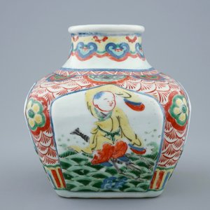 A Chinese square wucai bottle vase, Wanli mark, 19th C. — photo 2