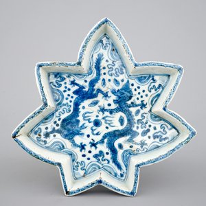 Een blauw-witte Chinees porseleinen stervormige schotel, Ming dynastie — foto 1