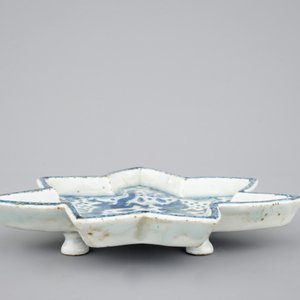Een blauw-witte Chinees porseleinen stervormige schotel, Ming dynastie — foto 2