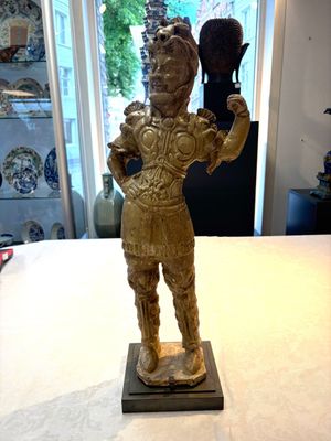 A Chinese stoneware cream-glazed sculpture of a warrior, possibly Tang — foto 1