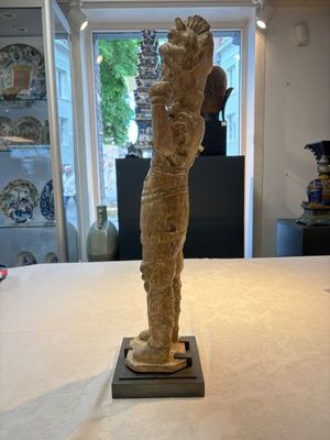 A Chinese stoneware cream-glazed sculpture of a warrior, possibly Tang — foto 2