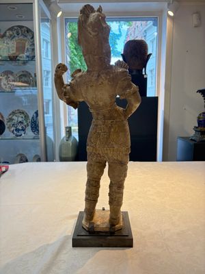 A Chinese stoneware cream-glazed sculpture of a warrior, possibly Tang — foto 3