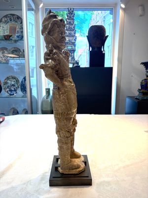 A Chinese stoneware cream-glazed sculpture of a warrior, possibly Tang — foto 4