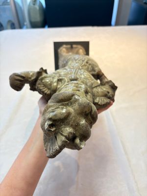 A Chinese stoneware cream-glazed sculpture of a warrior, possibly Tang — foto 5