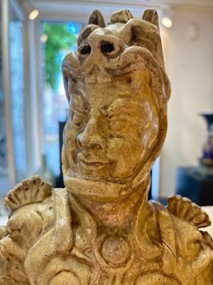 A Chinese stoneware cream-glazed sculpture of a warrior, possibly Tang — foto 6