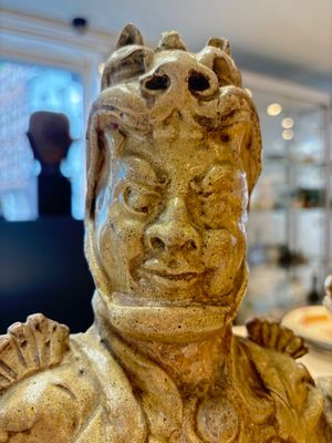 A Chinese stoneware cream-glazed sculpture of a warrior, possibly Tang — foto 7