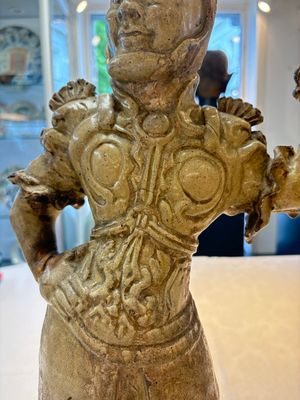 A Chinese stoneware cream-glazed sculpture of a warrior, possibly Tang — foto 8