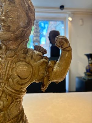 A Chinese stoneware cream-glazed sculpture of a warrior, possibly Tang — foto 9