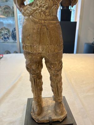 A Chinese stoneware cream-glazed sculpture of a warrior, possibly Tang — foto 10