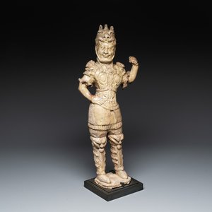 A Chinese stoneware cream-glazed sculpture of a warrior, possibly Tang — foto 1