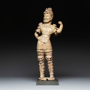 A Chinese stoneware cream-glazed sculpture of a warrior, possibly Tang — foto 2