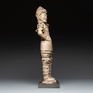 A Chinese stoneware cream-glazed sculpture of a warrior, possibly Tang — foto 3
