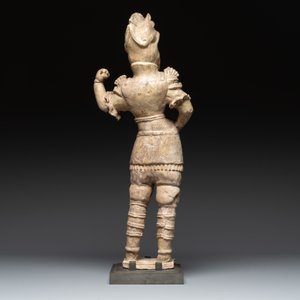 A Chinese stoneware cream-glazed sculpture of a warrior, possibly Tang — foto 4