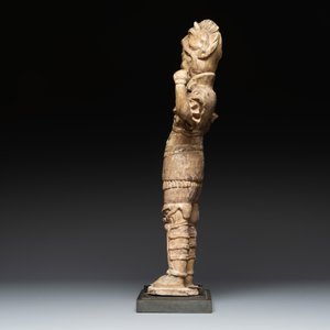 A Chinese stoneware cream-glazed sculpture of a warrior, possibly Tang — foto 5