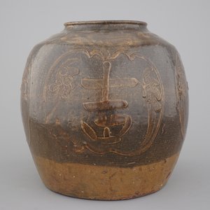 A Chinese stoneware martaban jar, South-China, 18th C. — 照片 1