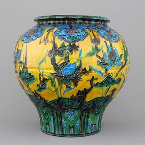 A Chinese stoneware relief-decorated fahua jar, 19/20th C. — 照片 1