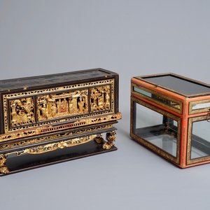 A Chinese Straits or Peranakan market gilded and lacquered wood altar box on stand and a table display, 19th C. — photo 1