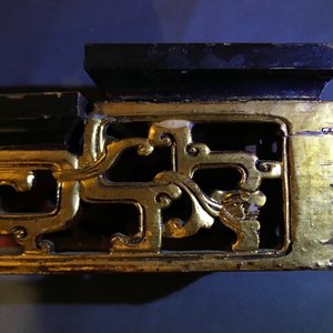 A Chinese Straits or Peranakan market gilded and lacquered wood altar box on stand and a table display, 19th C. — photo 15