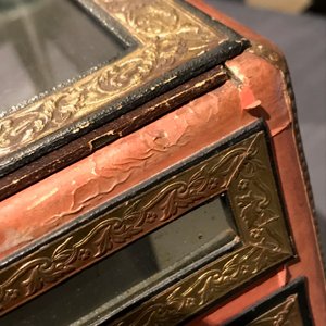 A Chinese Straits or Peranakan market gilded and lacquered wood altar box on stand and a table display, 19th C. — photo 30