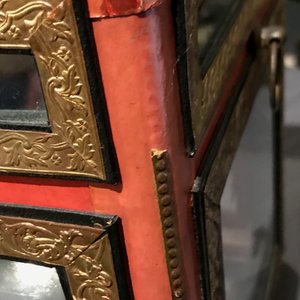 A Chinese Straits or Peranakan market gilded and lacquered wood altar box on stand and a table display, 19th C. — photo 32