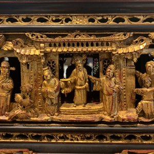A Chinese Straits or Peranakan market gilded and lacquered wood altar box on stand and a table display, 19th C. — photo 35