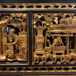 A Chinese Straits or Peranakan market gilded and lacquered wood altar box on stand and a table display, 19th C. — photo 36