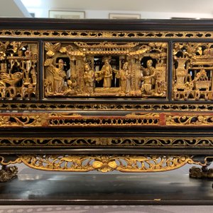 A Chinese Straits or Peranakan market gilded and lacquered wood altar box on stand and a table display, 19th C. — photo 37