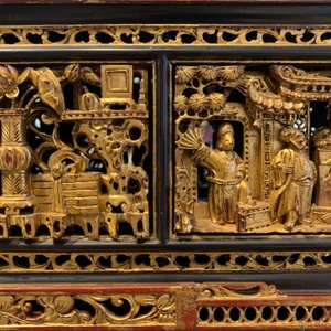 A Chinese Straits or Peranakan market gilded and lacquered wood altar box on stand and a table display, 19th C. — photo 38