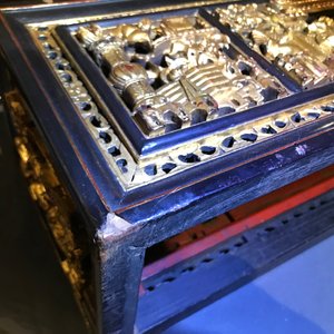 A Chinese Straits or Peranakan market gilded and lacquered wood altar box on stand and a table display, 19th C. — photo 4
