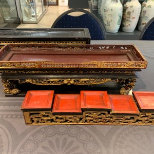 A Chinese Straits or Peranakan market gilded and lacquered wood altar box on stand and a table display, 19th C. — photo 42