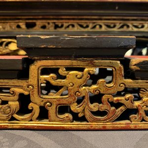 A Chinese Straits or Peranakan market gilded and lacquered wood altar box on stand and a table display, 19th C. — photo 43