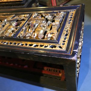 A Chinese Straits or Peranakan market gilded and lacquered wood altar box on stand and a table display, 19th C. — photo 5