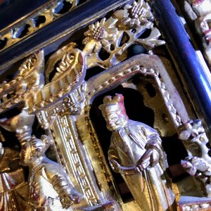 A Chinese Straits or Peranakan market gilded and lacquered wood altar box on stand and a table display, 19th C. — photo 7