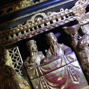 A Chinese Straits or Peranakan market gilded and lacquered wood altar box on stand and a table display, 19th C. — photo 8
