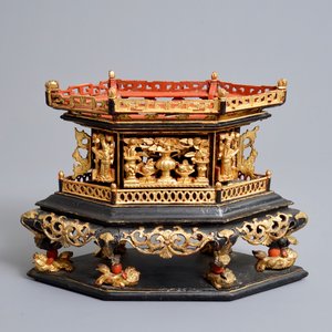 A Chinese Straits or Peranakan market gilded and lacquered wood offering box, 19th C. — photo 3