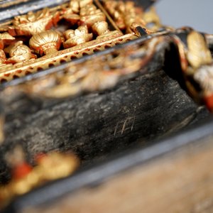 A Chinese Straits or Peranakan market gilded and lacquered wood offering box, 19th C. — photo 10