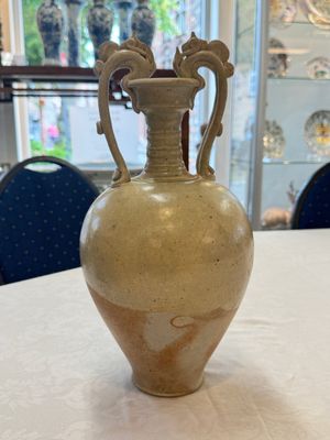 A Chinese straw-glazed pottery amphora with double dragon-shaped handles, Tang — foto 1