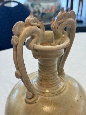A Chinese straw-glazed pottery amphora with double dragon-shaped handles, Tang — foto 12