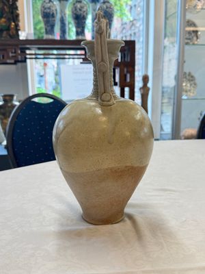 A Chinese straw-glazed pottery amphora with double dragon-shaped handles, Tang — foto 2