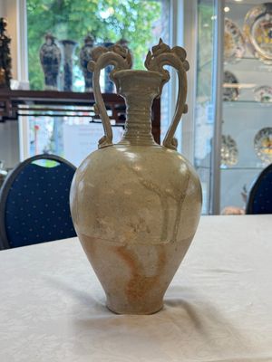 A Chinese straw-glazed pottery amphora with double dragon-shaped handles, Tang — foto 3