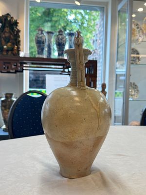 A Chinese straw-glazed pottery amphora with double dragon-shaped handles, Tang — foto 4